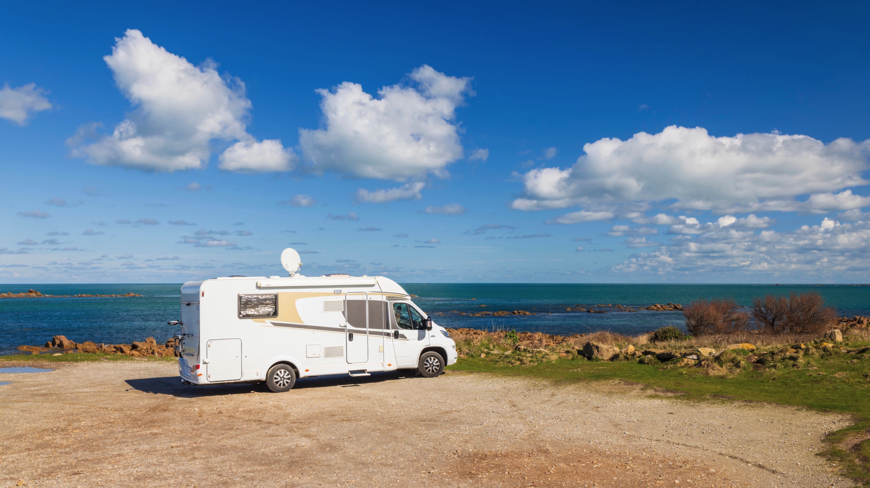 Paysage sauvage des dunes d'Hatainville, campeur face à l'océan