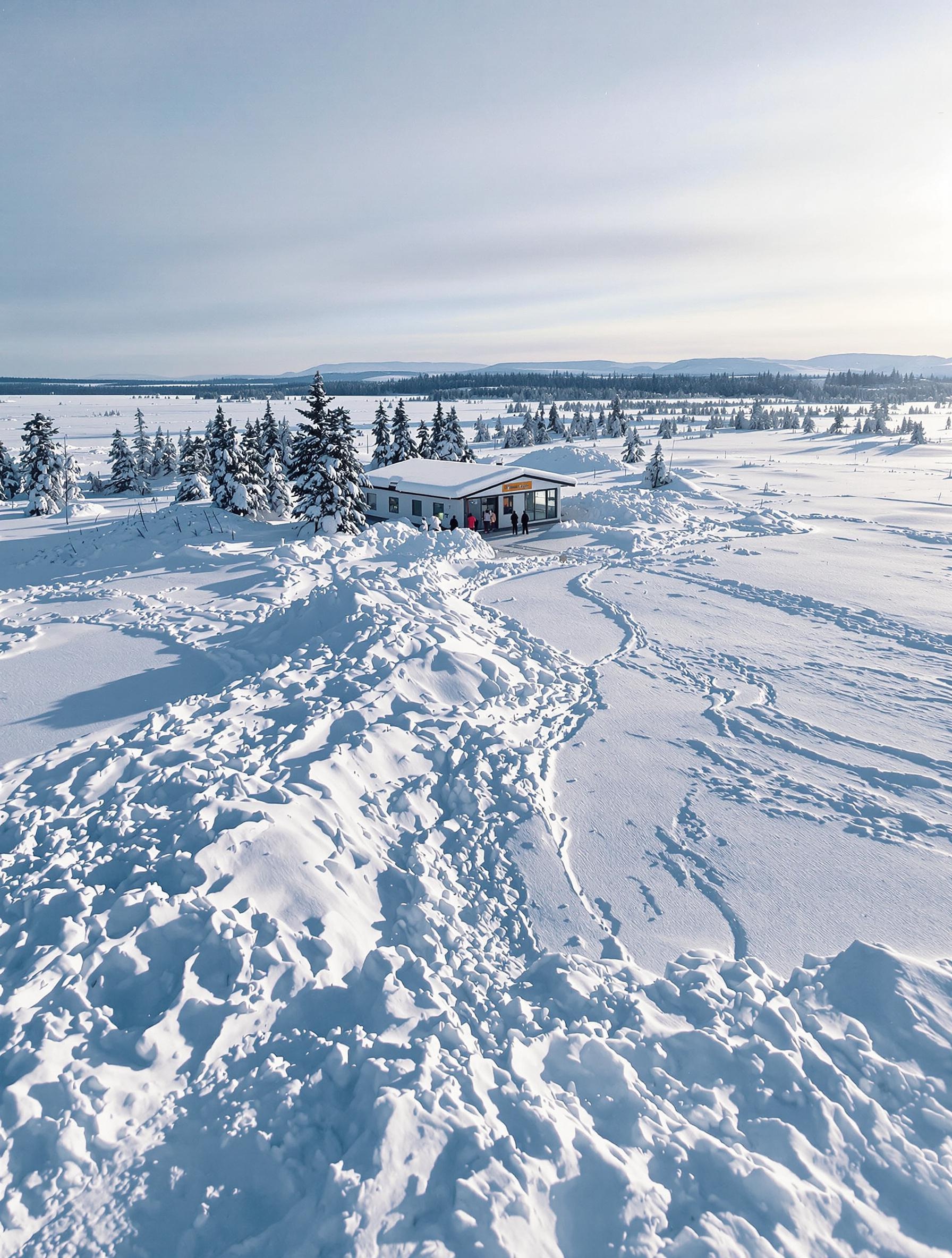 Aéroport d'Ivalo minuscule sous la neige lumière polaire sauvage