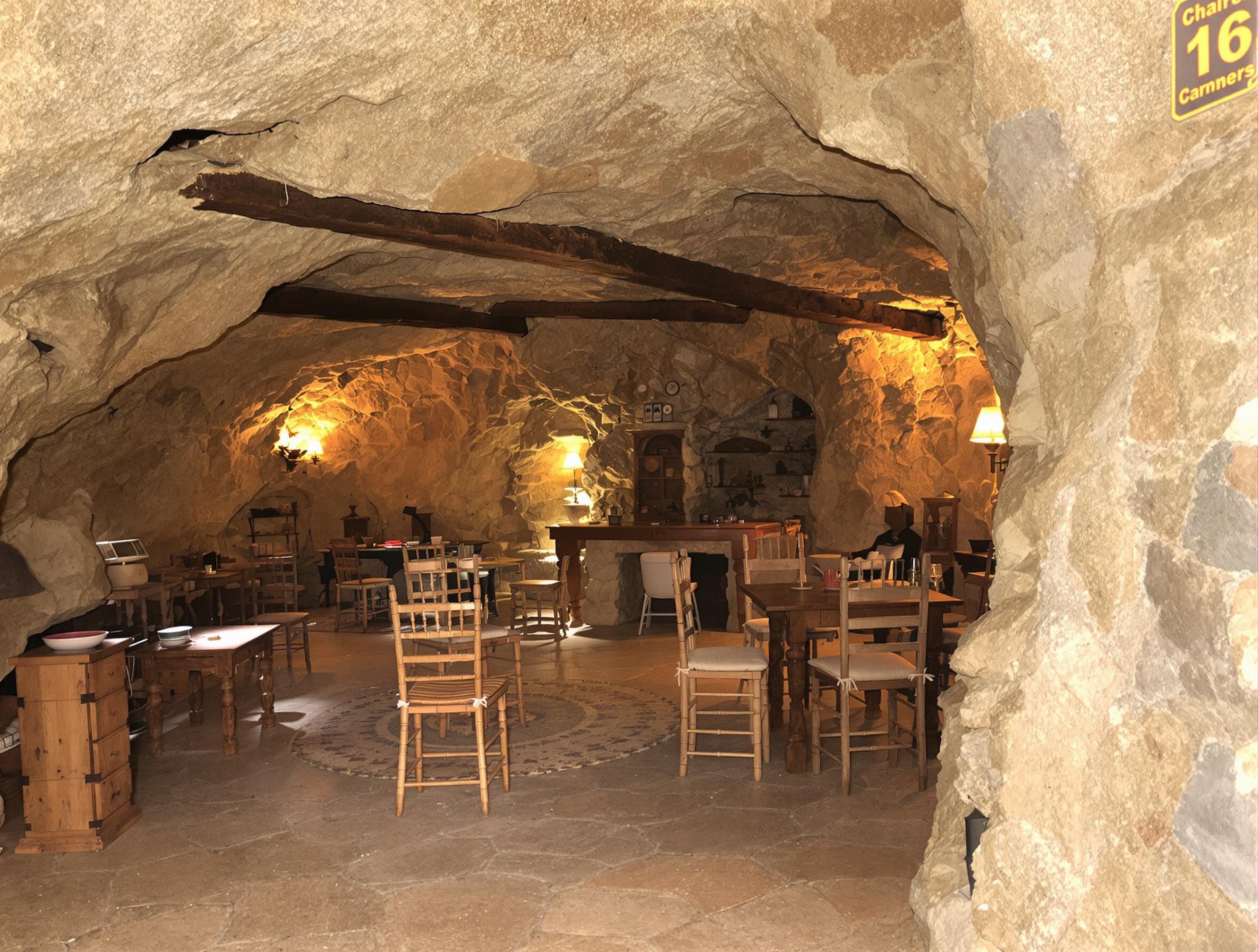 Chambre troglodyte creusée dans la pierre en Val de Loire