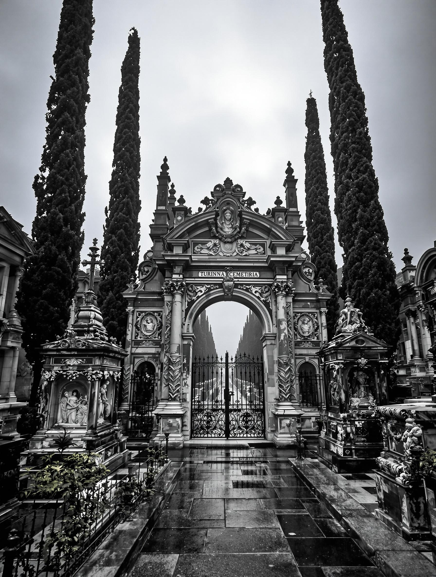 Cimetière monumental de Turin porte majestueuse sarcophages ornés