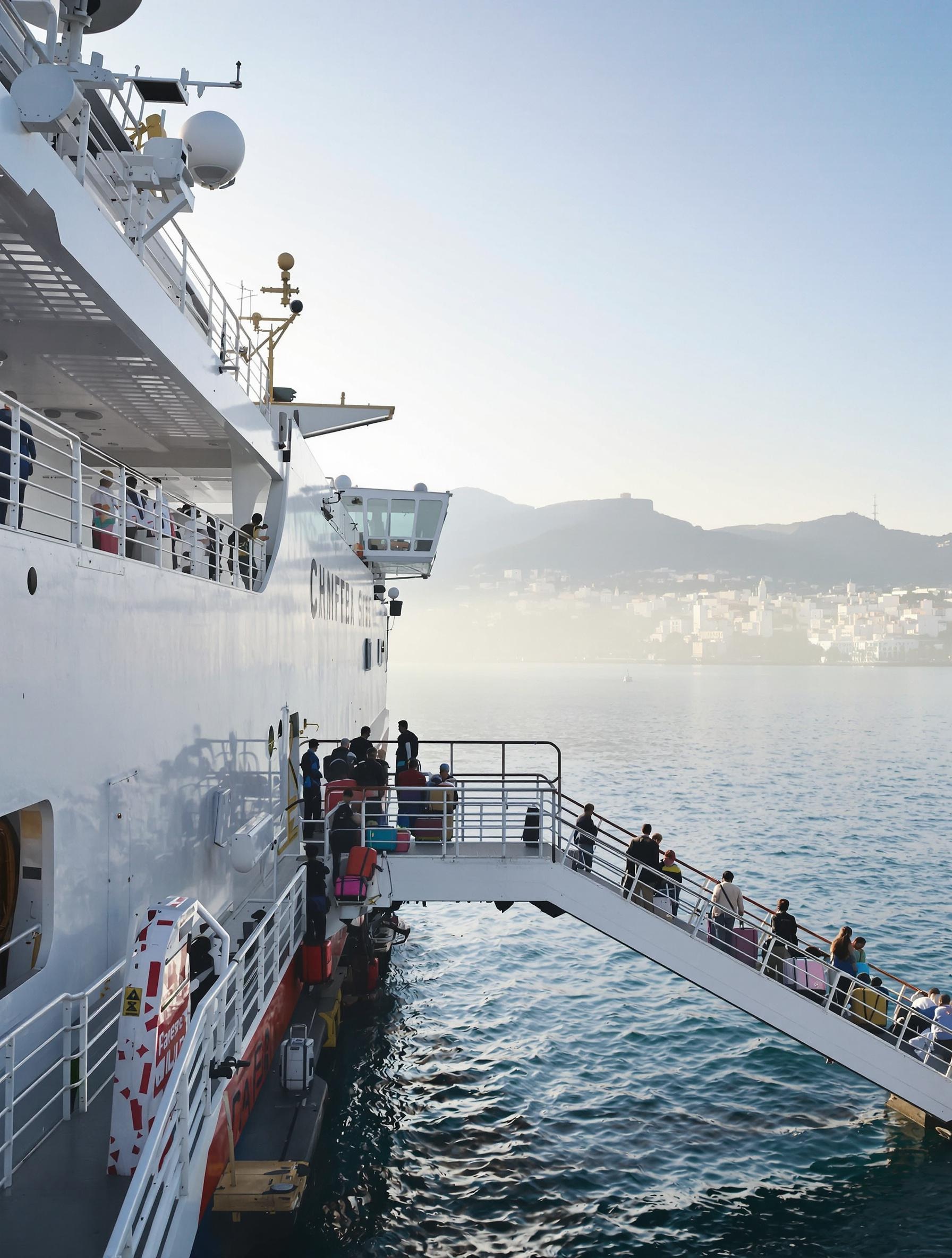 Un ferry accostant au port de Tanger au petit matin