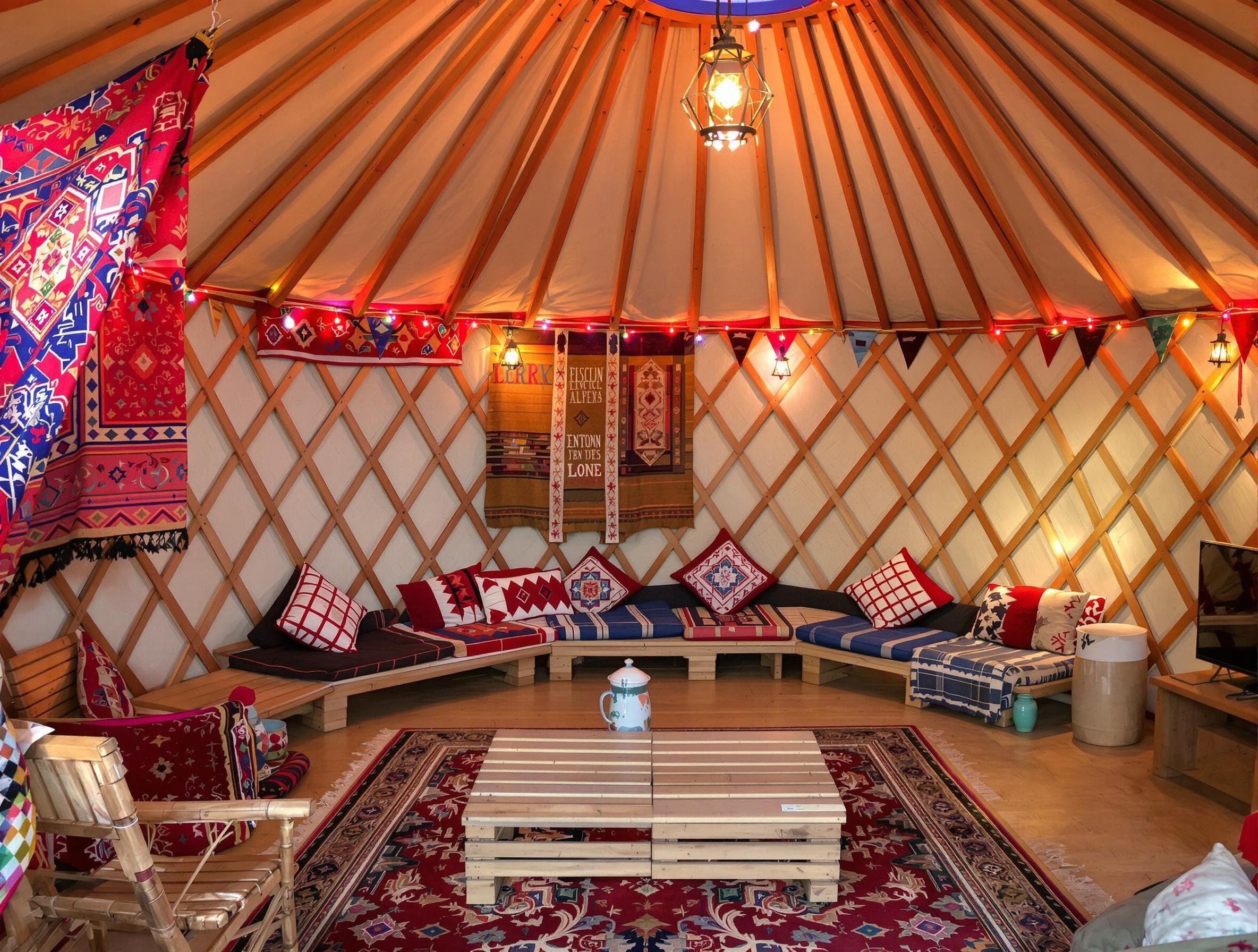 Intérieur d’une yourte mongole à Ksamil