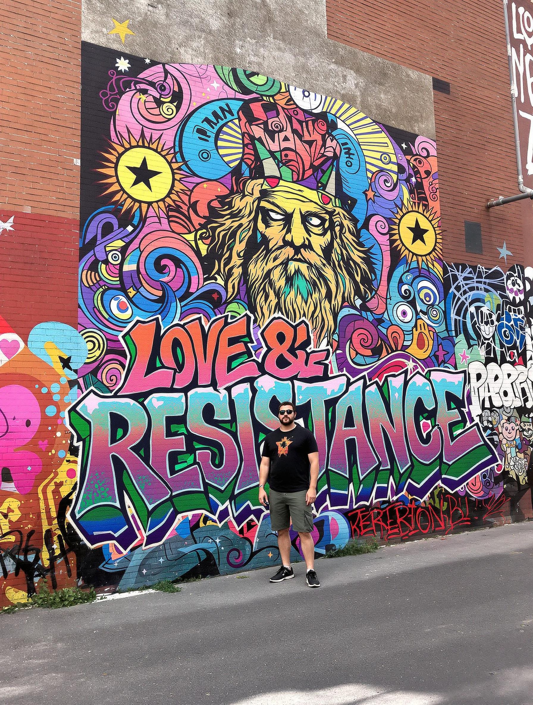 Fresque multicolore à Christiania avec le graffiti ‘Love & Resistance’.