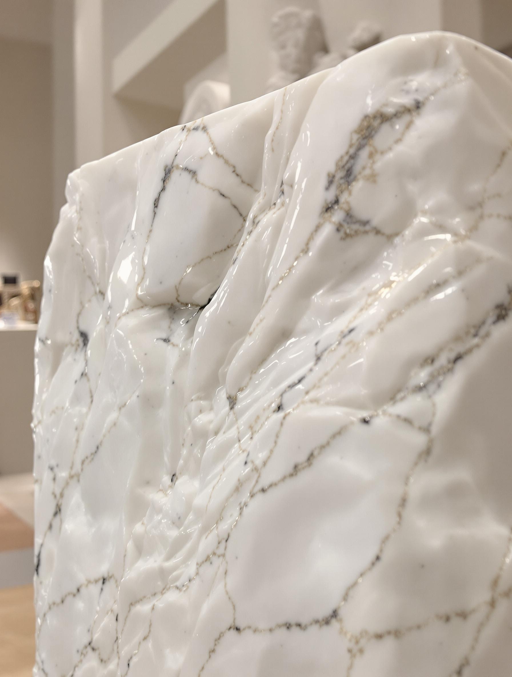 Salle d’exposition du musée de Luchon avec un bloc de marbre blanc de Saint-Béat sculpté.