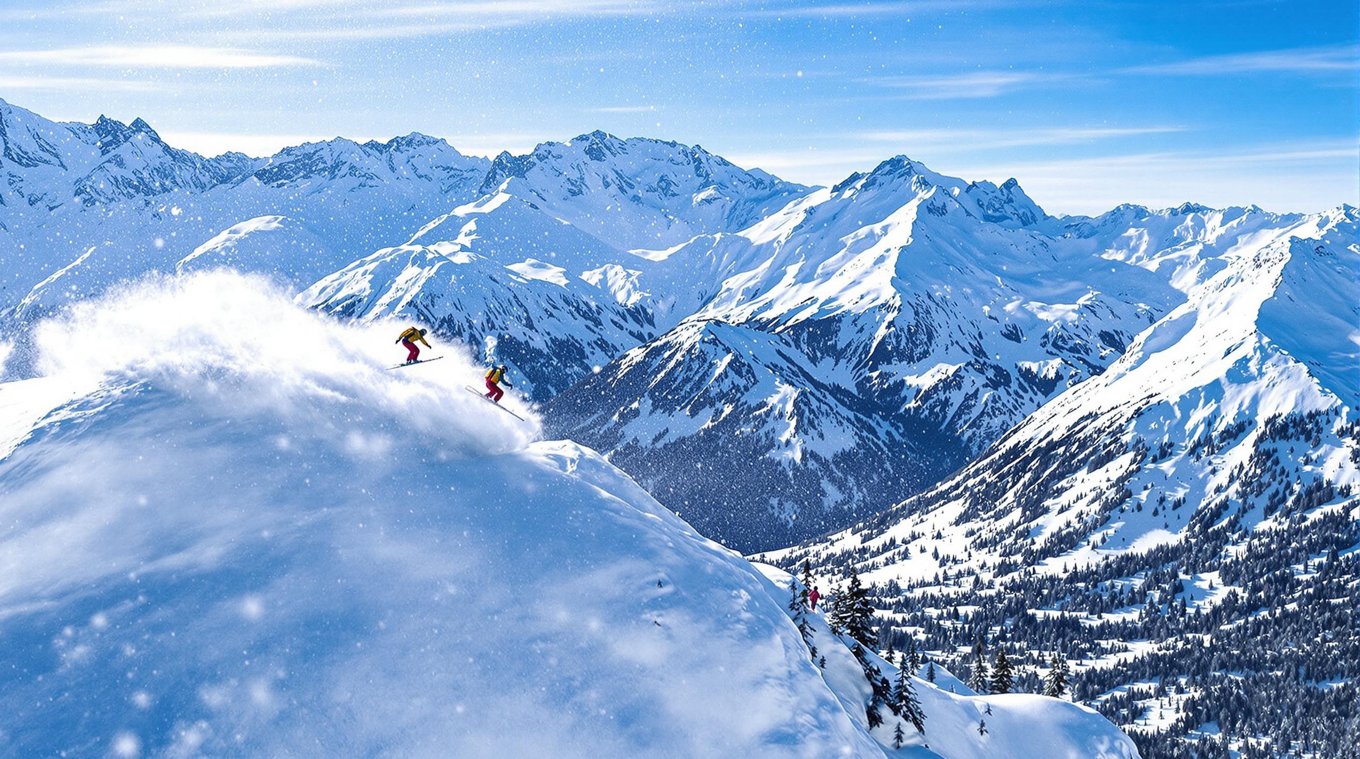 Vue panoramique de Valfréjus sous la neige avec skieurs et poudreuse