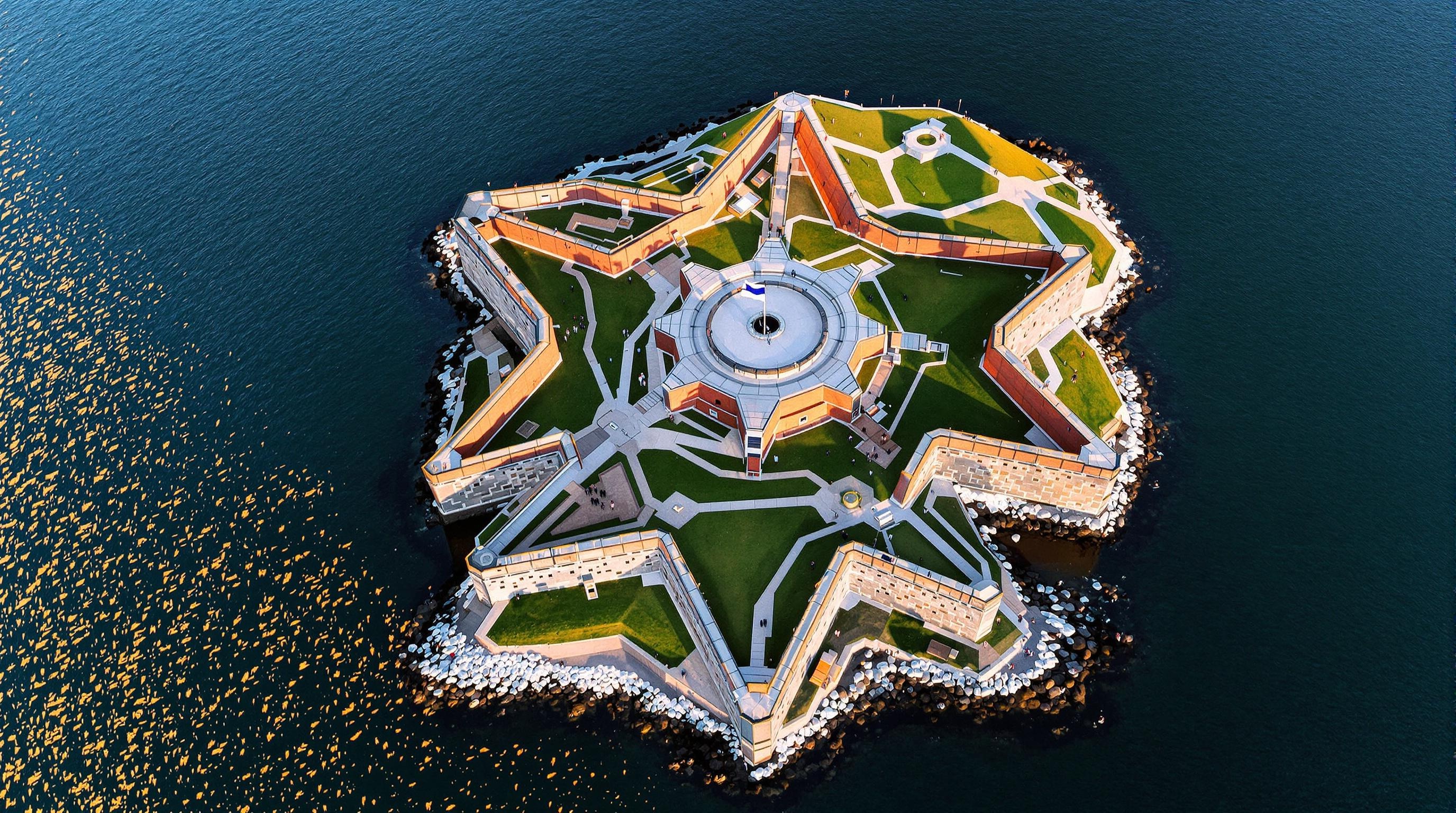 Vue aérienne de la forteresse de Suomenlinna à Helsinki, remparts étoilés, tunnels secrets, drapeau finlandais flottant, visiteurs se promenant sur l’île, lumière nordique spectaculaire.